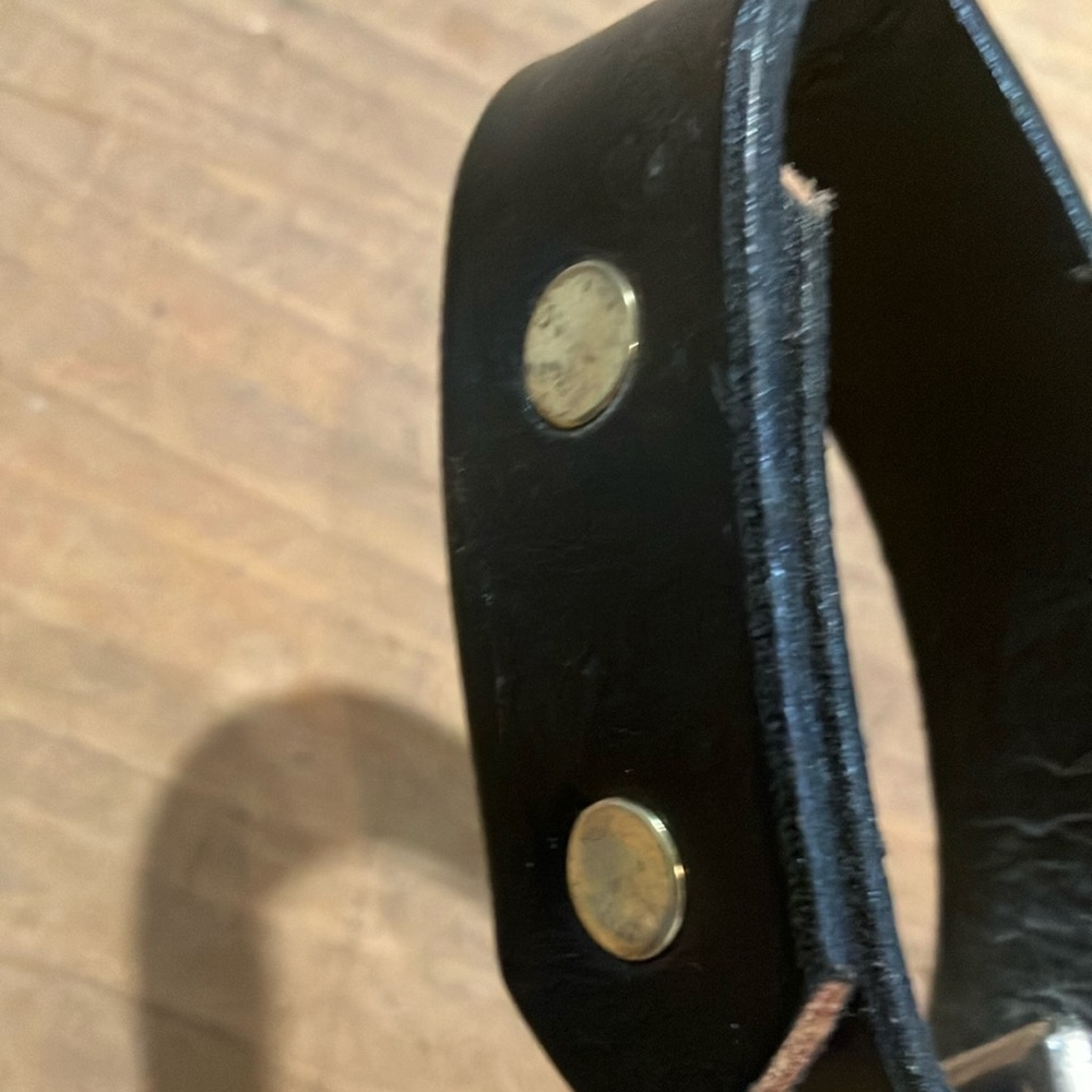 Loop attaches on belt. RM Knives  Black Leather Key fob Holder with Silver Clip - Picture 9 of 9